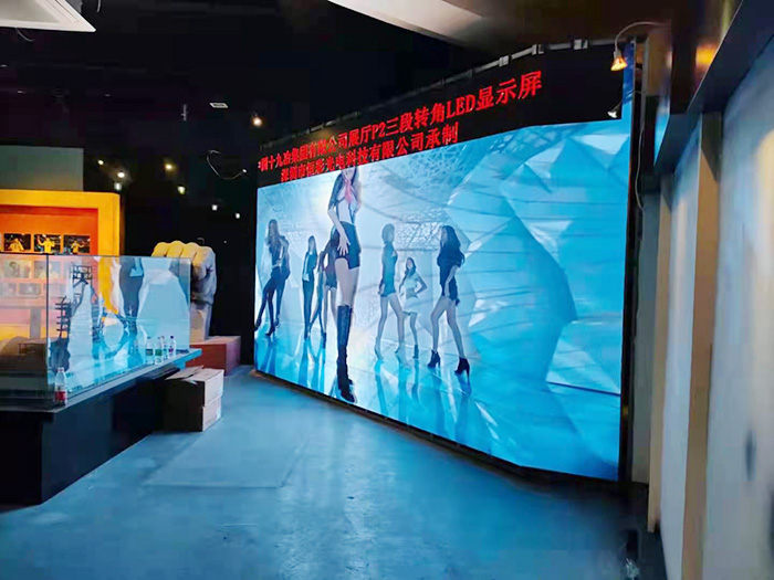 中國十九冶集團(tuán)有限公司展廳P2三段轉(zhuǎn)角LED顯示屏